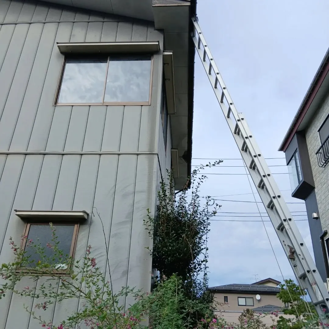 先日、栃尾での軒天張り替えと雨樋補修作業を行いました。