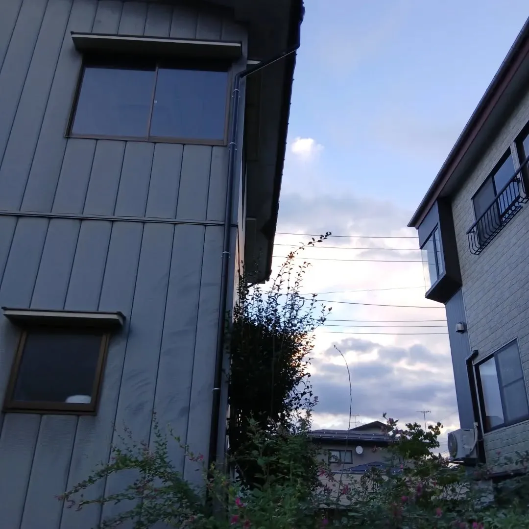 先日、栃尾での軒天張り替えと雨樋補修作業を行いました。