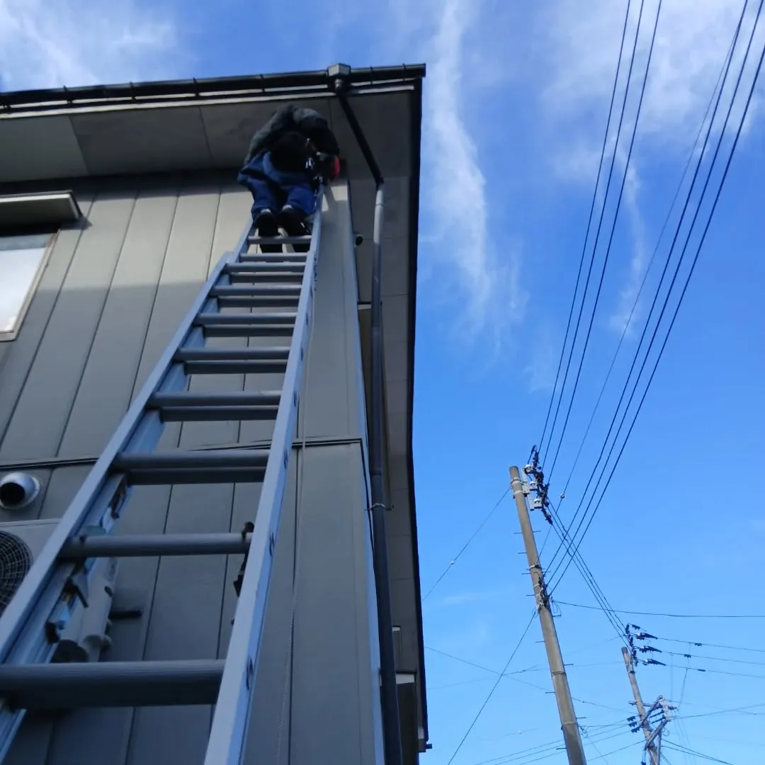 先日、栃尾での軒天張り替えと雨樋補修作業を行いました。