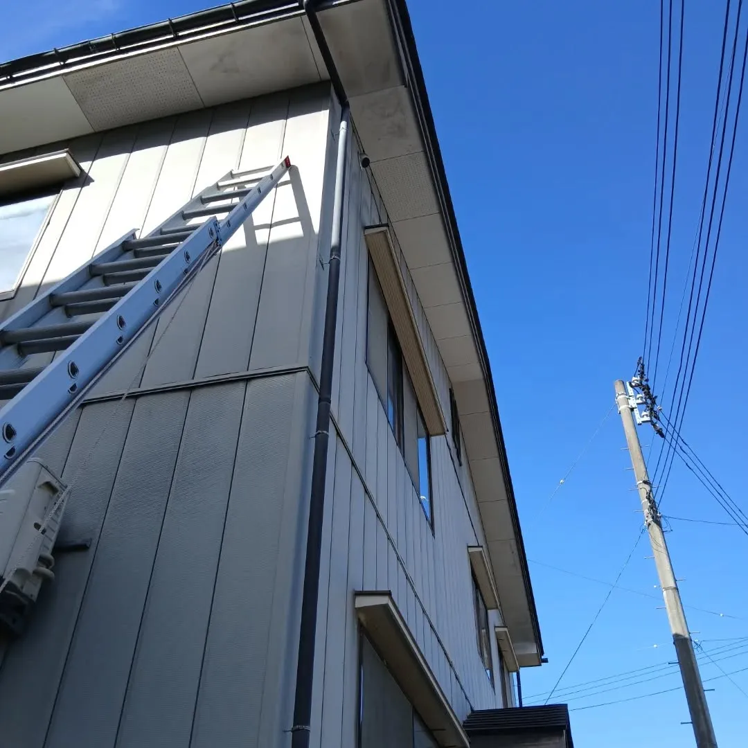 先日、栃尾での軒天張り替えと雨樋補修作業を行いました。