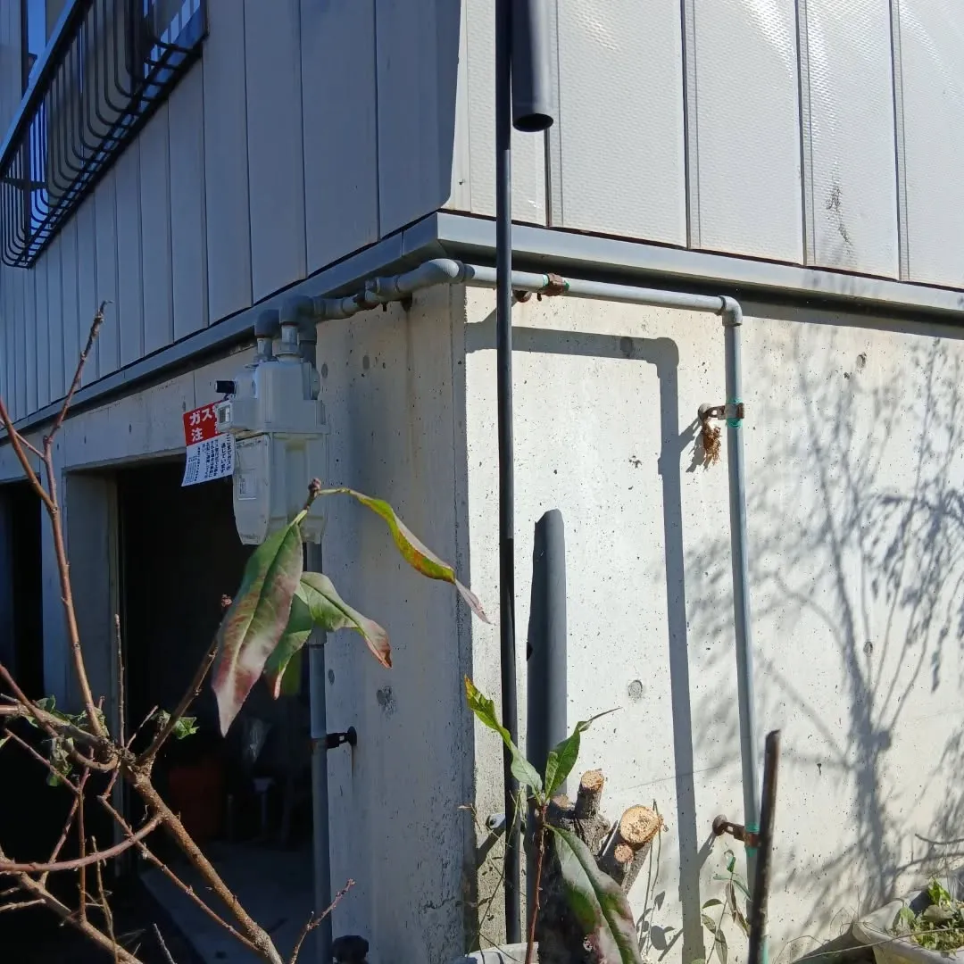 先日、栃尾での軒天張り替えと雨樋補修作業を行いました。