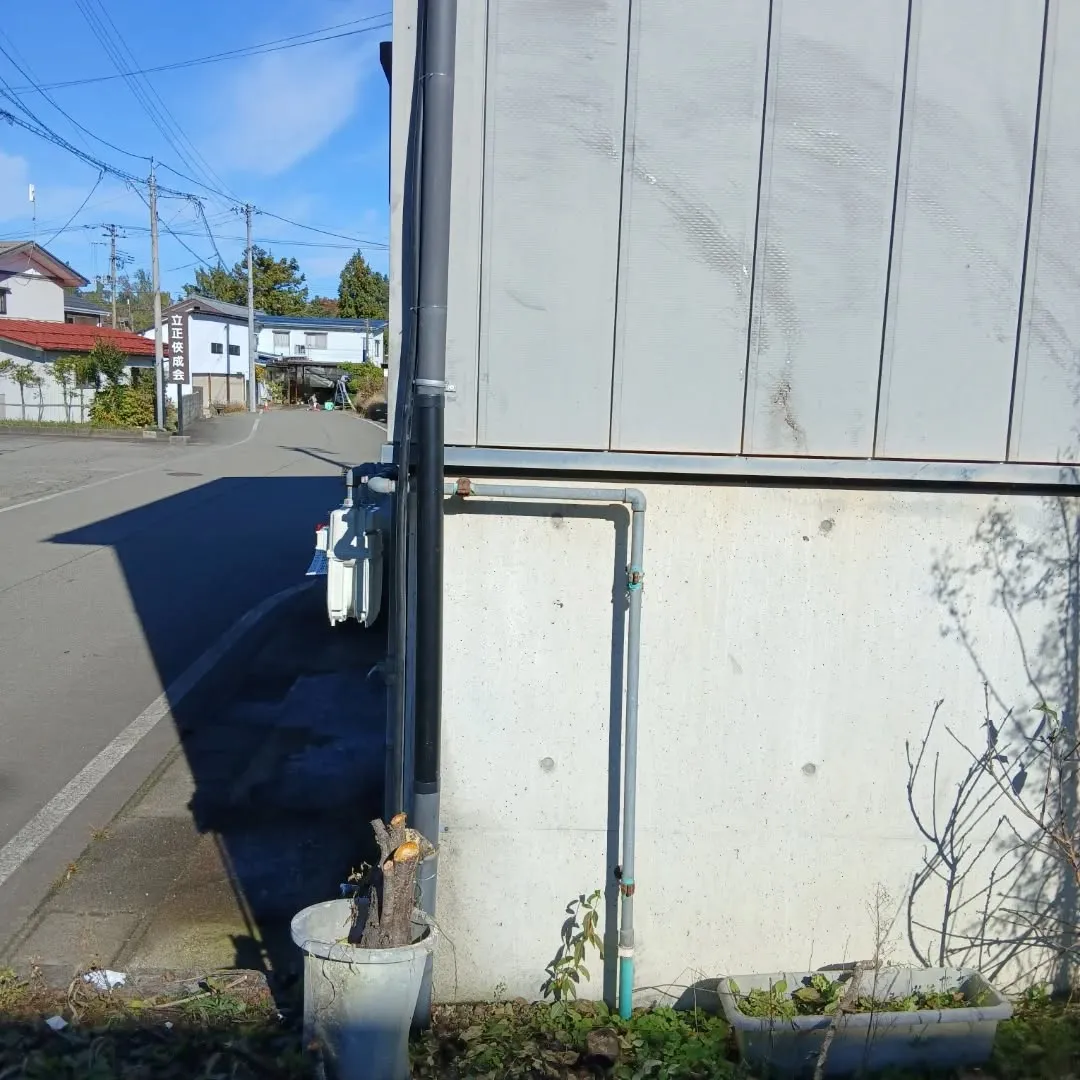 先日、栃尾での軒天張り替えと雨樋補修作業を行いました。