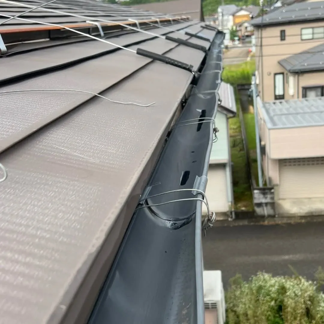 先日、栃尾での軒天張り替えと雨樋補修作業を行いました。
