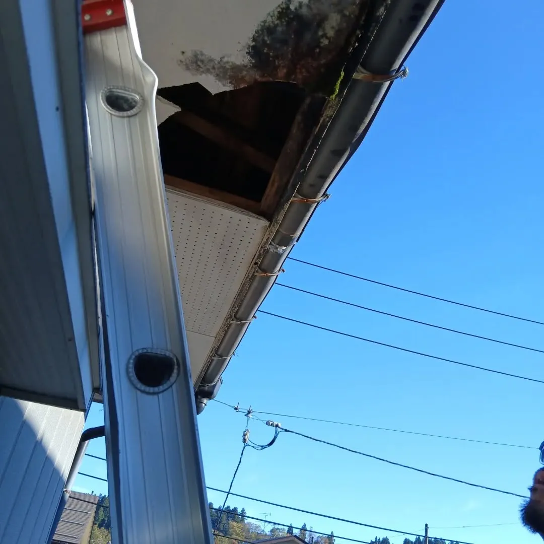 先日、栃尾での軒天張り替えと雨樋補修作業を行いました。