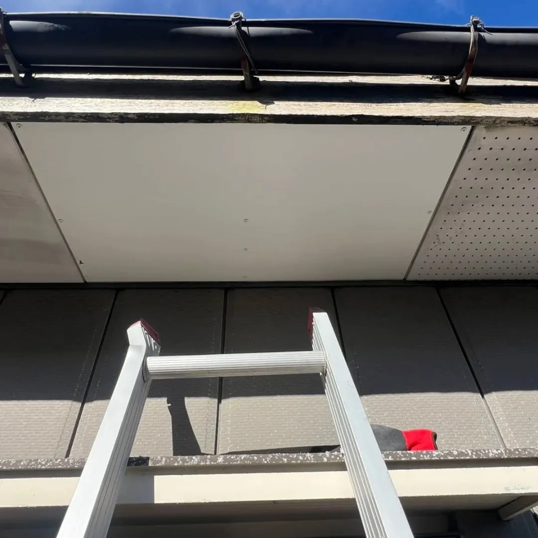 先日、栃尾での軒天張り替えと雨樋補修作業を行いました。