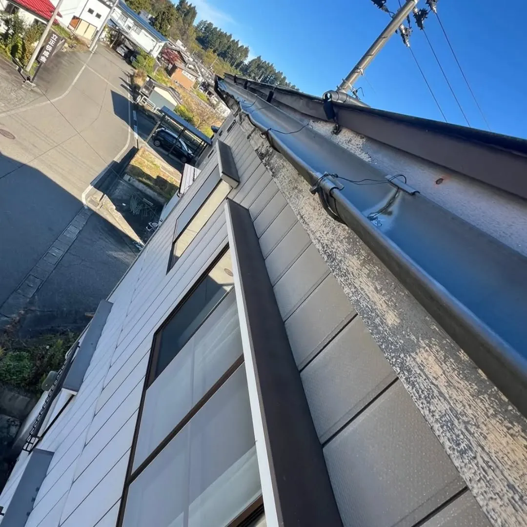 先日、栃尾での軒天張り替えと雨樋補修作業を行いました。