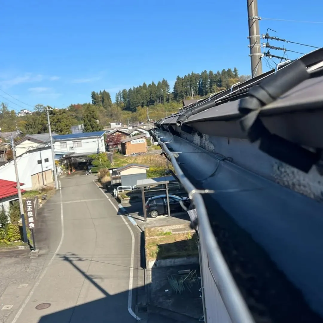 先日、栃尾での軒天張り替えと雨樋補修作業を行いました。