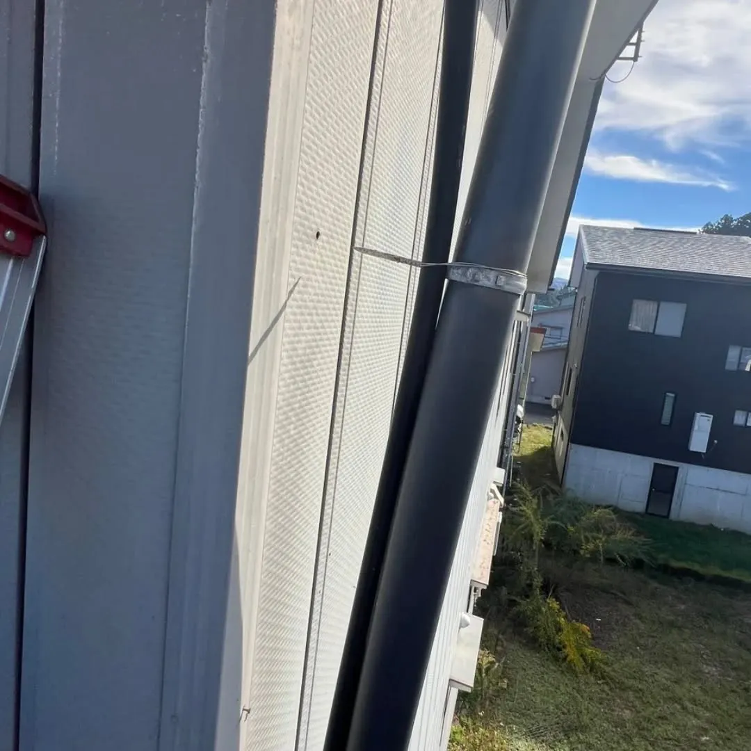 先日、栃尾での軒天張り替えと雨樋補修作業を行いました。