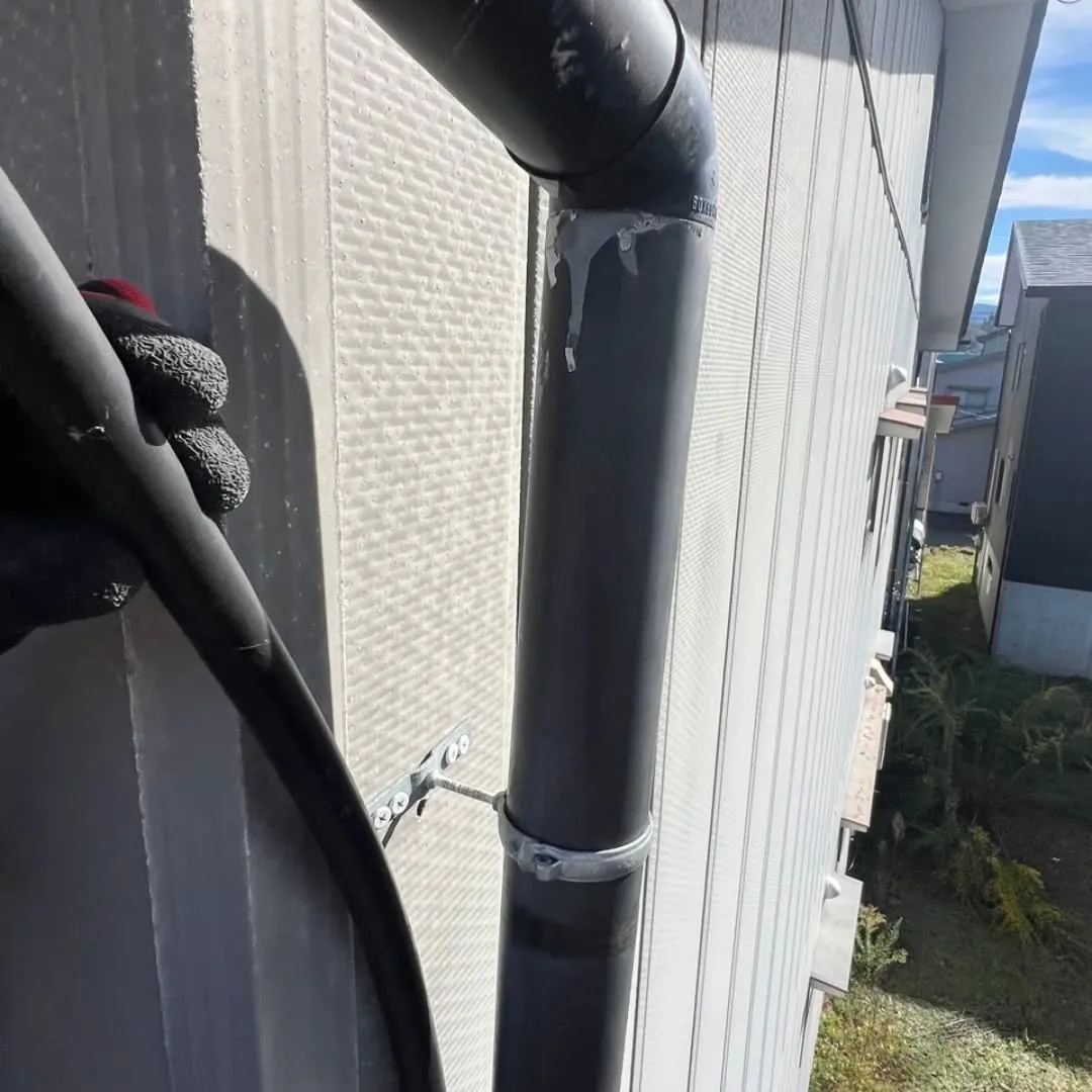 先日、栃尾での軒天張り替えと雨樋補修作業を行いました。