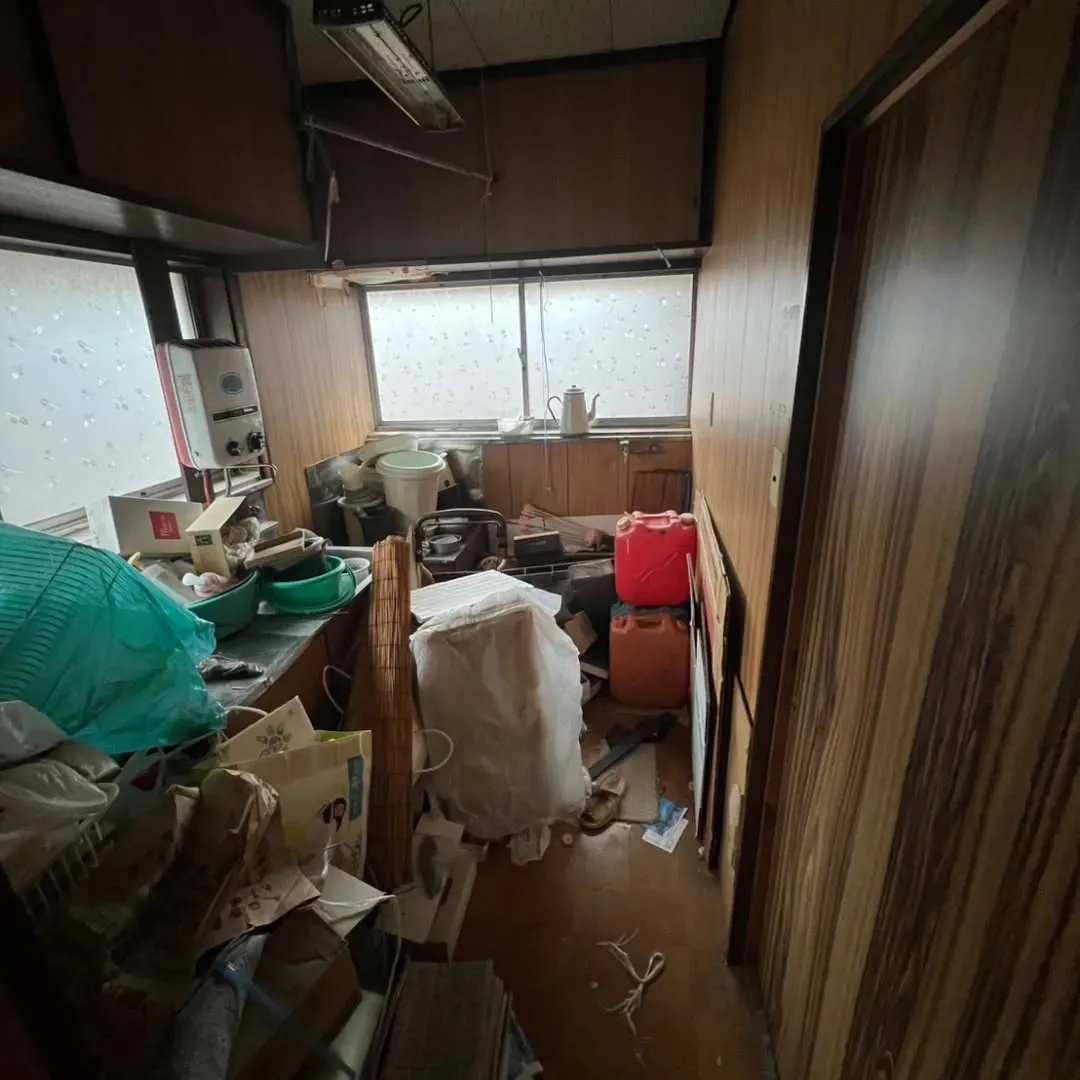 中央区で戸建ての残地物撤去作業でした。