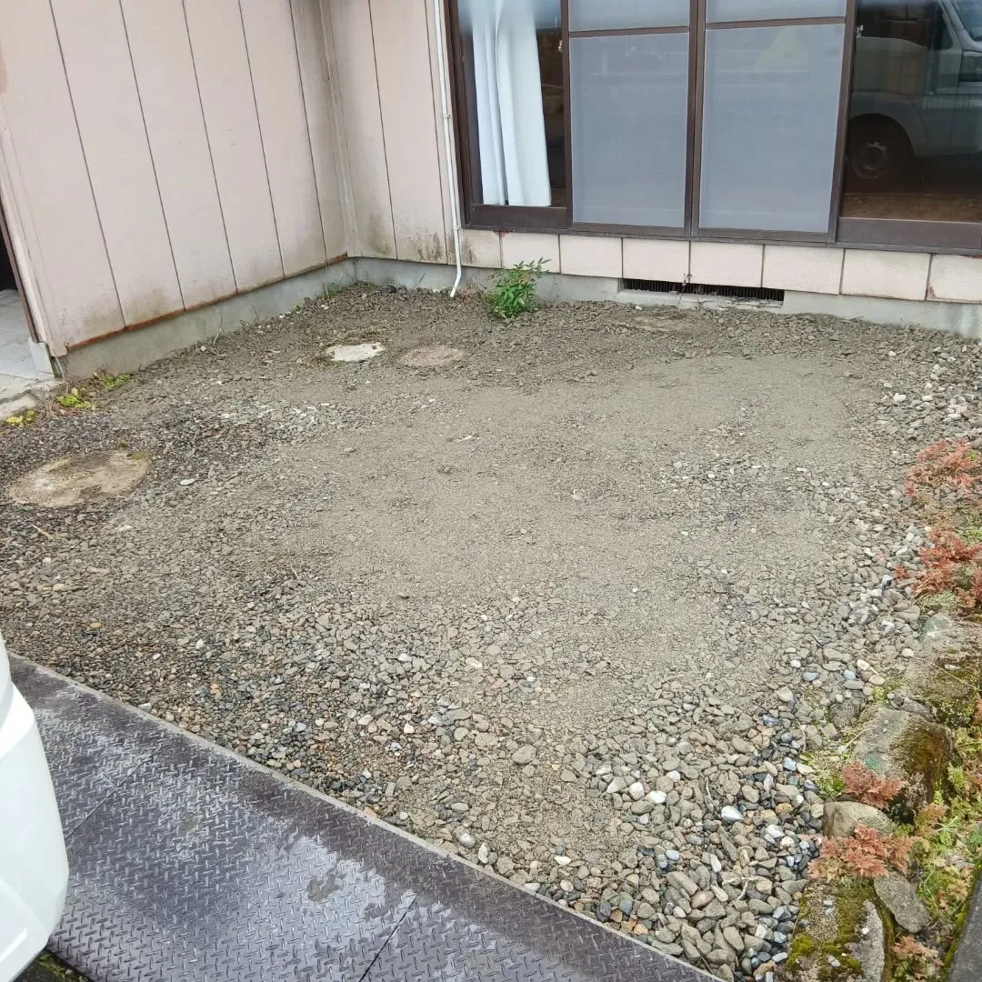 加茂市で敷砂利作業でした!!