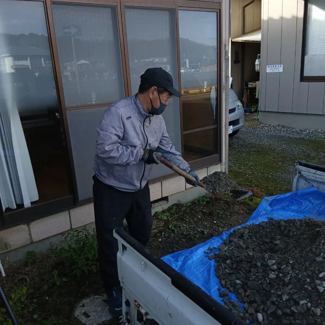 加茂市で敷砂利作業でした！！