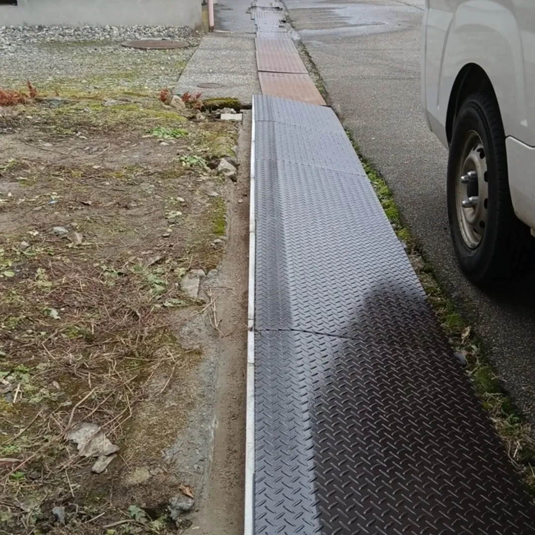 加茂市で敷砂利作業でした！！